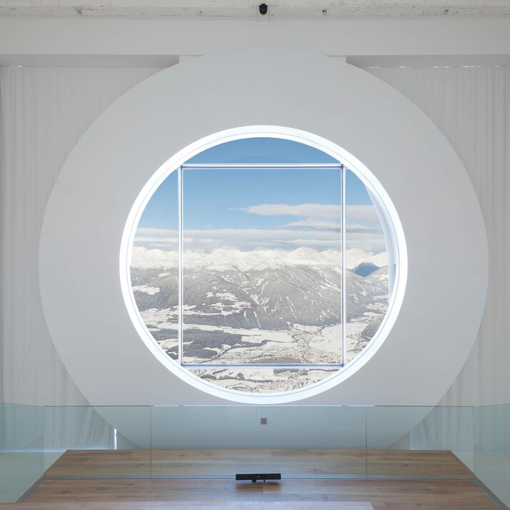 Giant shutter as window and screen | © Paolo Riolzi